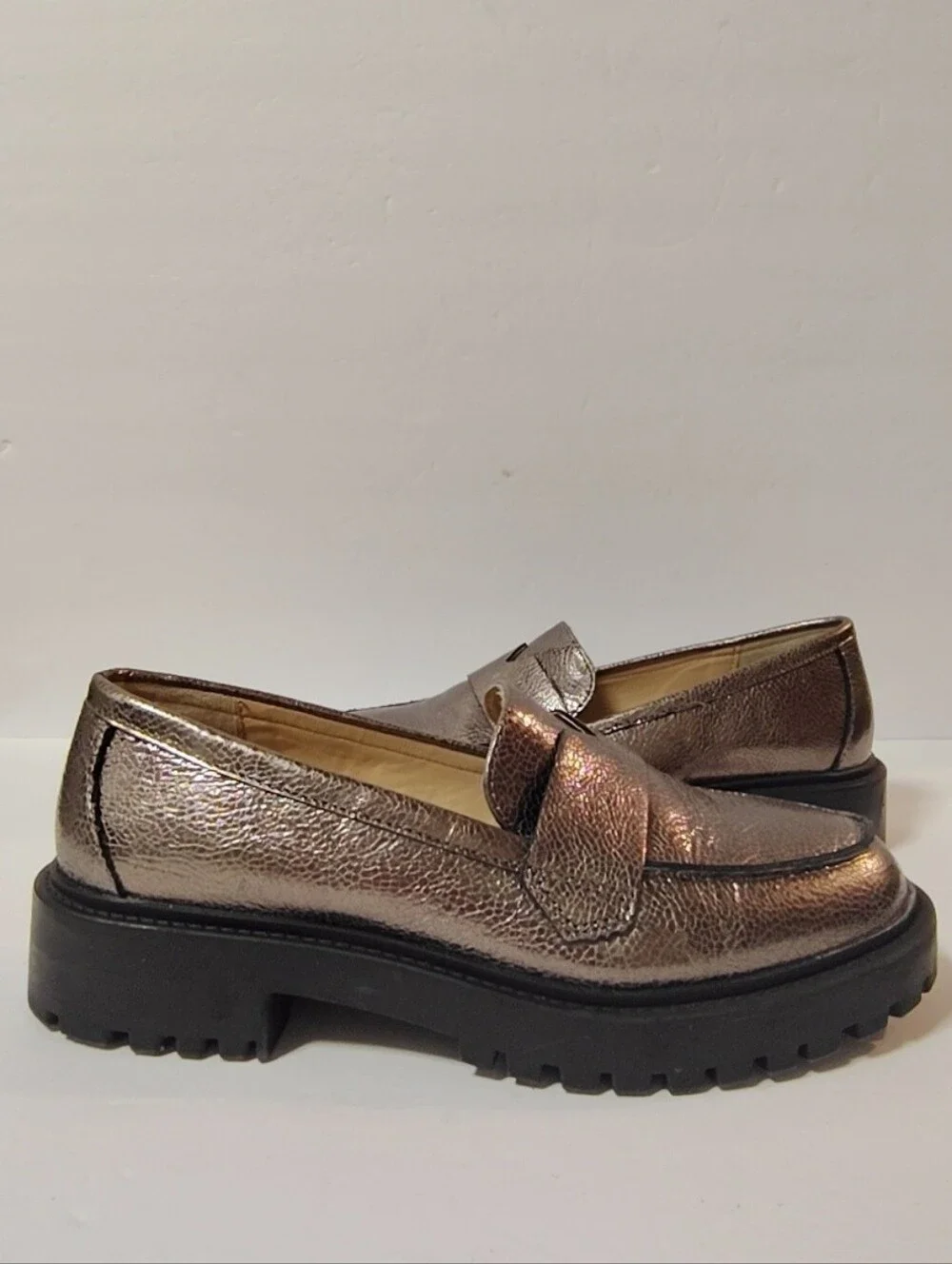 Banana Republic Vee Strap Leather Metallic Pewter Lug Sole Moc-Toe Lugg Loafer 7